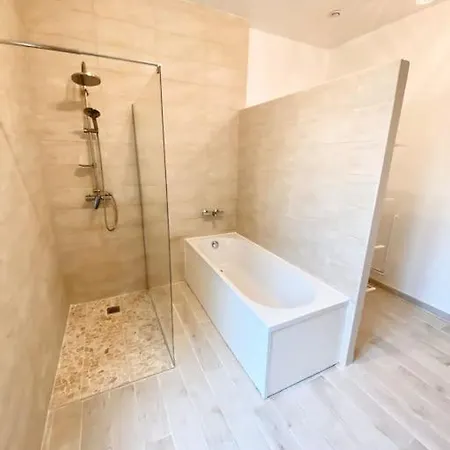 Charmante Maison Familiale -jardin -wifi -parking Feriehus